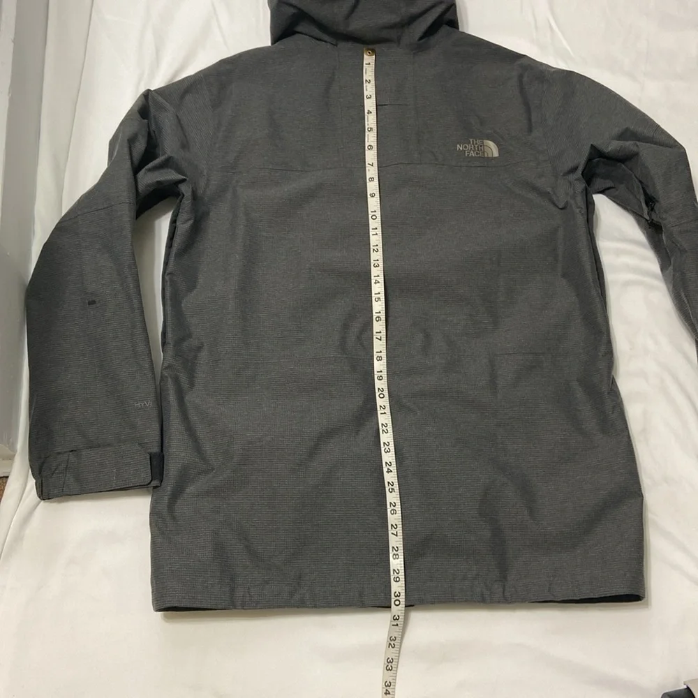 THE NORTH FACE,GREY,MEN/ HOMMES WINDBREAKER, JACKET WITH HOOD. SIZE- MEDIUM.